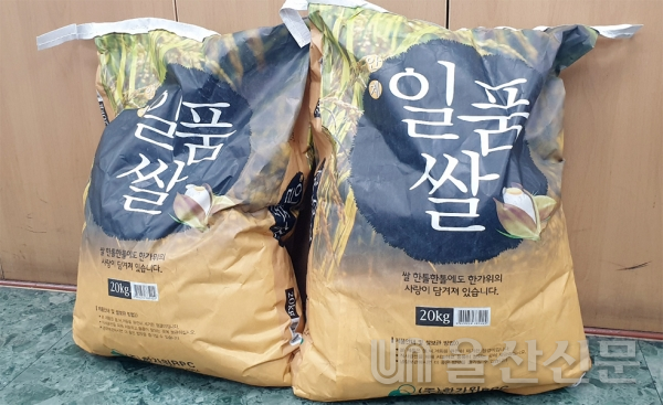 울산 남구 대현동 행정복지센터에서 기부 물결 미담사례가 이어지고 있다. 사진은 기부자들이 전달한 빵과 쌀.