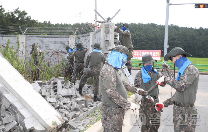 포항시는 지난 12일 송라면 주민들과 육군 제50사단, 포항시 관계자 40여 명이 참석한 가운데, 육군 화진훈련장 담 철거 공사를 실시했다. 포항시 제공