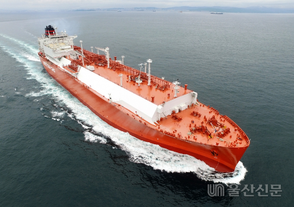 현대중공업그룹의 한국조선해양은 12일 국내 선사인 대한해운과 총 4,400억원 규모의 LNG선 2척에 대한 건조계약을 체결했다. 사진은 현대중공업이 건조한 LNG선의 시운전 모습. 현대중공업그룹 제공