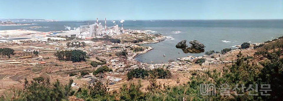 복어잡이 전진기지로 한때 전국 최고의 어획고를 자랑했던 우봉마을(1984년)에 공장들이 들어서면서 옛 자취를 서서히 잃어가고 있다. 권오룡 제공