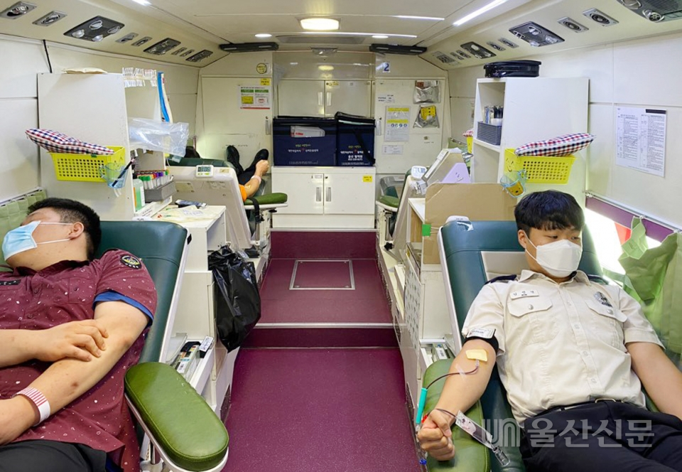 　울산 남부소방서는 지난 20일 청사 앞 헌혈 버스에서 소방공무원, 사회복무요원, 코로나희망일자리 참여자 등이 동참한 사랑의 헌혈 행사를 실시했다고 밝혔다. 남부소방서 제공