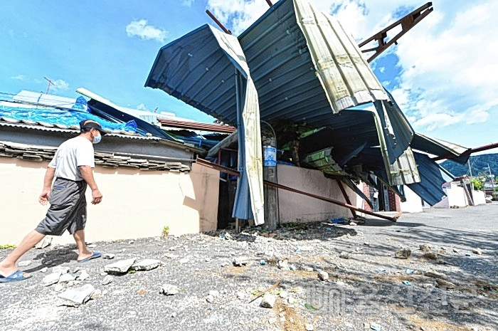 3일 북구 농소중학교 인근 폐공장의 지붕이 태풍 '마이삭'이 몰고 온 강풍에 날려 주택을 덮쳤다.
