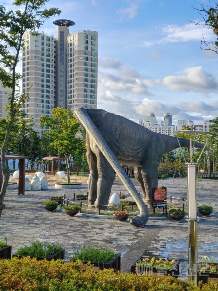 중구 우정혁신도시 내 공룡발자국공원에 설치된 공룡 조형물이 강풍에 파손됐다.