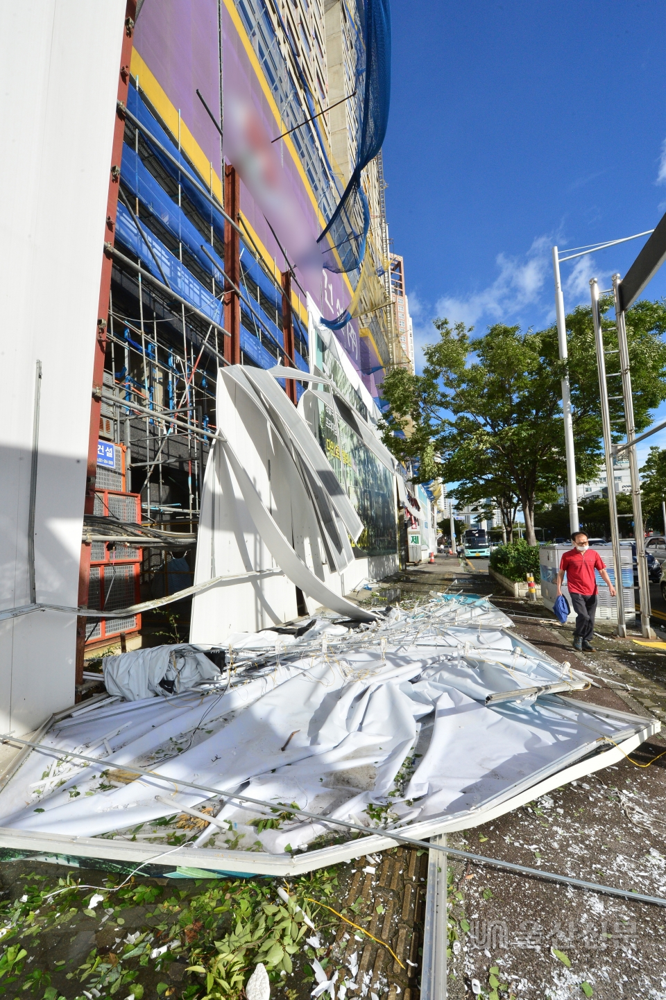 강풍을 몰고한 태풍 '마이삭'의 영향으로 남구 달동의 한 신축건물 공사현장 울타리가 찢겨진 채 넘어져 있다. 유은경기자 2006sajin@