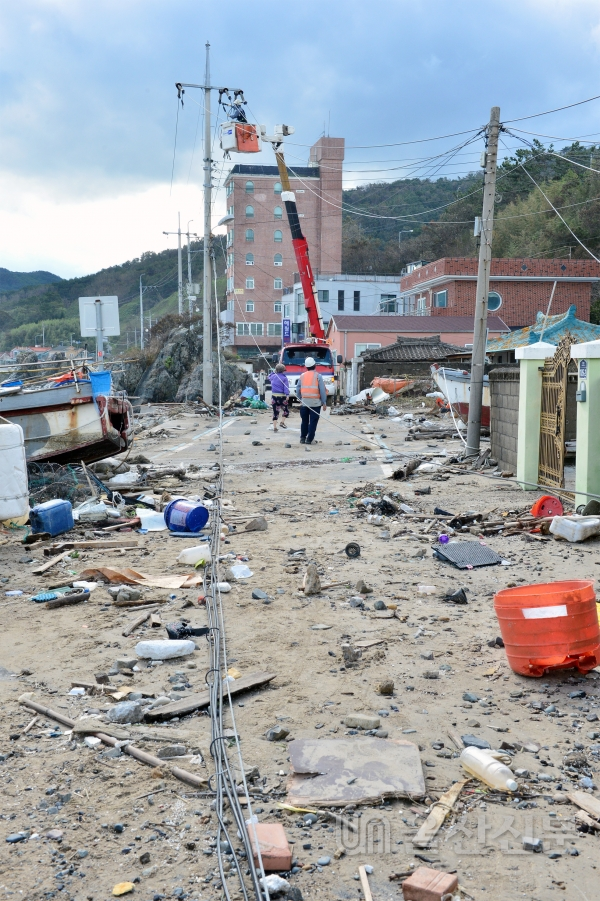 북구의 한 해안가 마을 도로가 태풍 '하이선'이 몰고온 강한 비바람에 전봇대가 끊어지고 떠밀려온 각종 쓰레기로 뒤덮혀 있다.