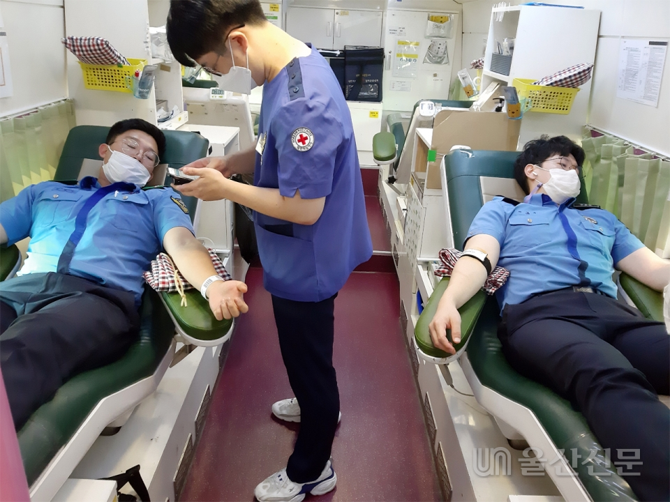 울산해양경찰서가 8일 코로나19 여파로 시작된 헌혈 수급난 극복을 위해 헌혈릴레이를 펼쳤다.