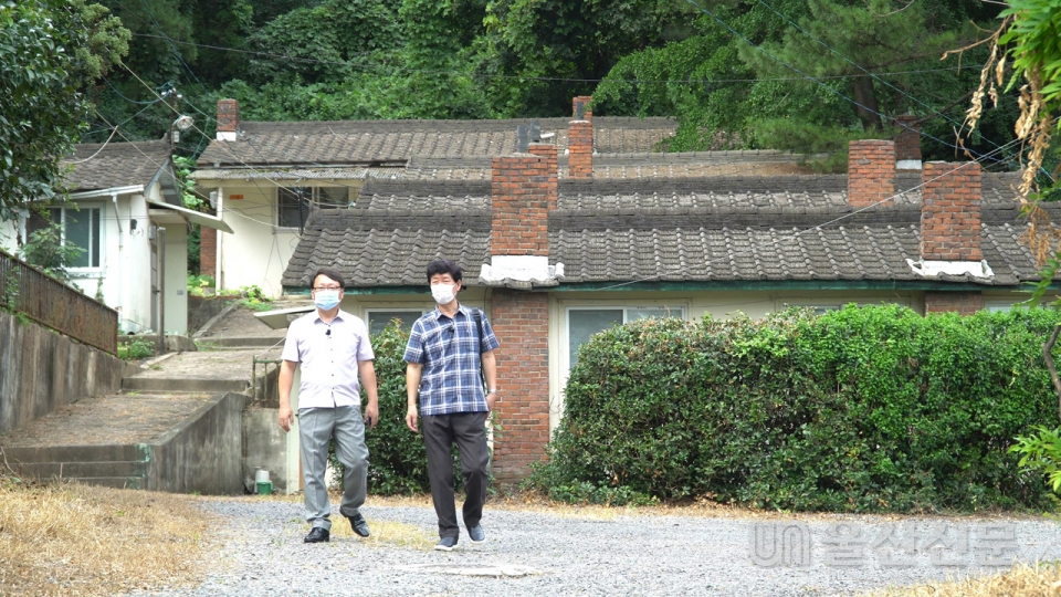 방치되고 있는 한국석유공업 사택을 둘러 보는 한삼건 울산대 명예교수(오른쪽)와 전우수 기자.