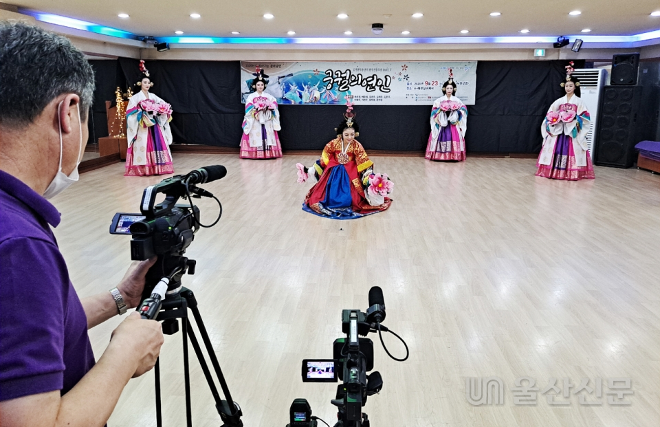 김진완 무용단이 '2020 찾아가는 문화공연'을 온라인으로 촬영해 오는 23일 상영한다. 사진은 영상을 촬영 중인 무용수들의 모습.
