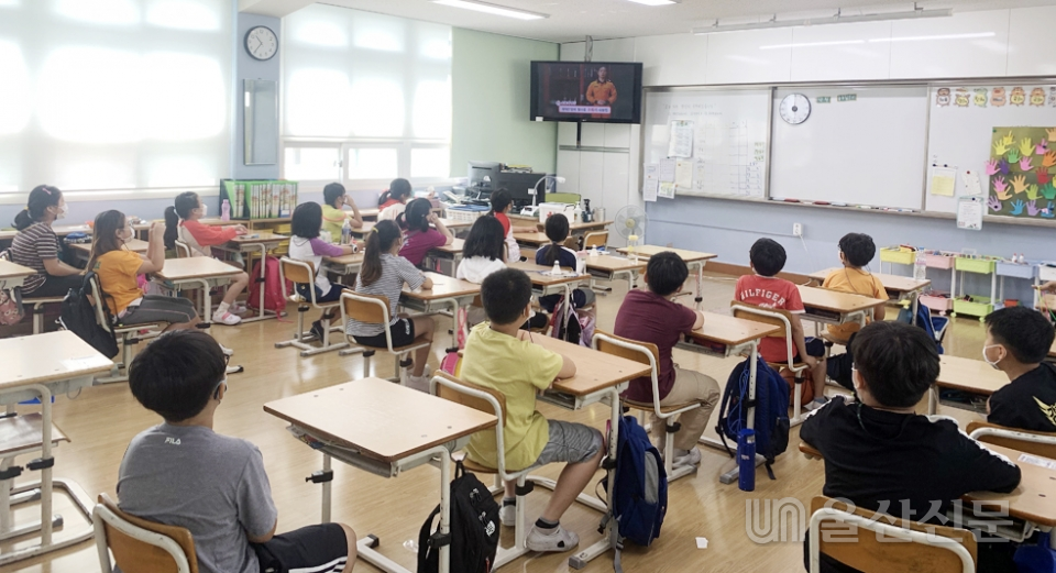 울산 남부소방서가 15일 선암초등학교를 방문해 관계인 및 학생들을 대상으로 비대면 합동소방훈련을 실시했다. 남부소방서 제공