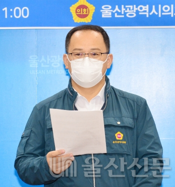 서휘웅 시의원은 16일 시의회 프레스센터에서 "한국석유공사의 해상 원유이송 장비인 부이(buoy)에서 기름이 유출된 사고에 대해 석유공사는 복구와 피해 대책을 밝히라"고 주장했다.