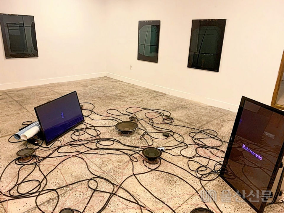오는 25일까지 남구 '문화도모공간 카바레볼테르'에서 울산예술단체 '아트시그널'이 선보이는 '카메라 용어사전' 전시장 전경.