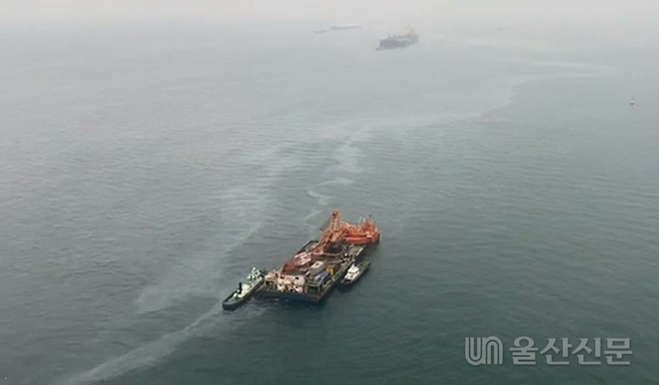 지난 11일 오전 울산시 울주군 앞바다에 한국석유공사 원유이송시설(부이)에서 유출된 기름이 띠를 이루고 있다.  울산해양경찰서 제공