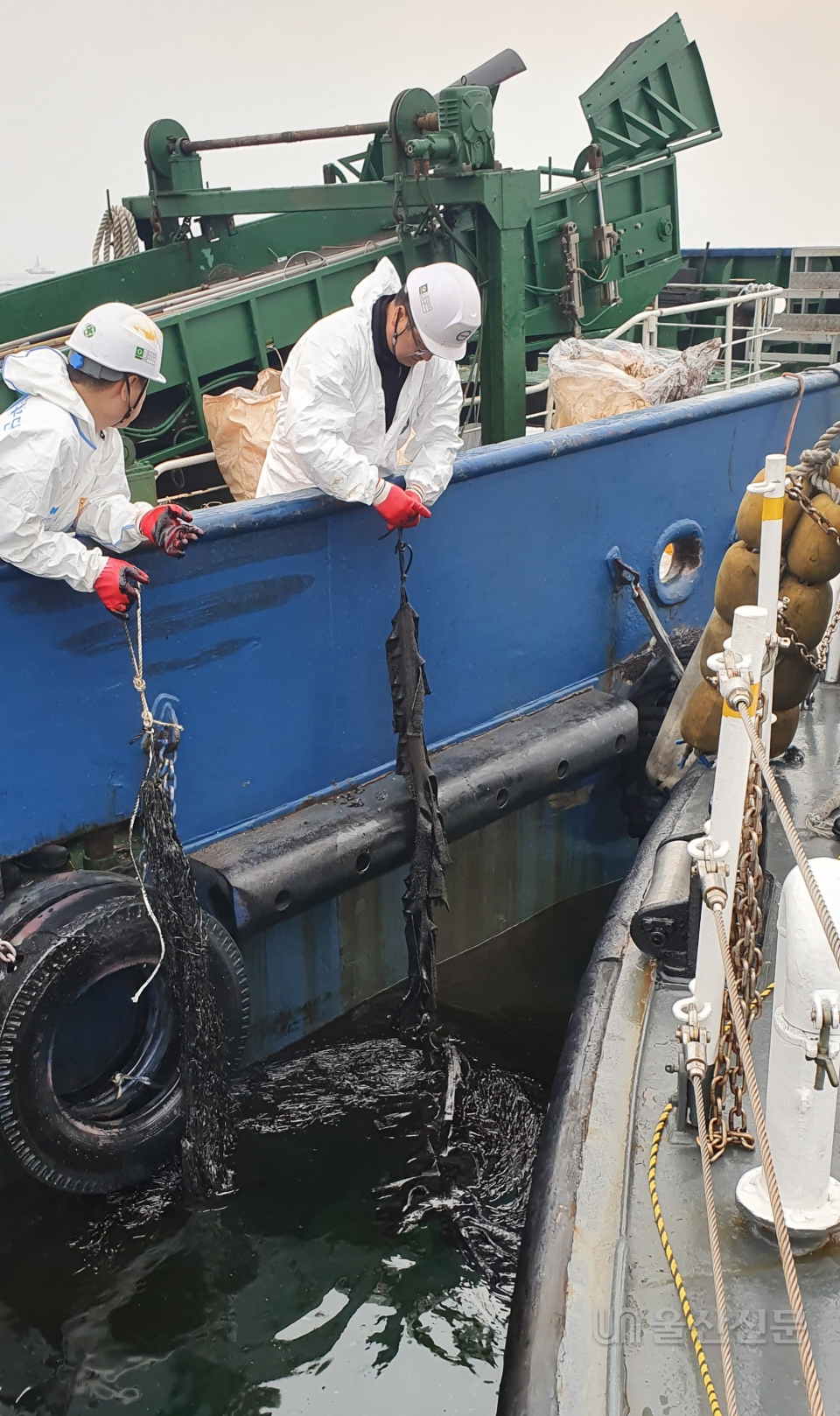 지난 11일 울산시 울주군 앞바다에 있는 한국석유공사 원유이송시설(부이)에서 기름이 유출돼 방제 작업이 진행되고 있다. 울산해양경찰서 제공