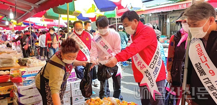 　박성민 의원은 지난 25일 태화전통시장을 시작으로27일 농수산물시장, 중앙정통시장, 옥골시장, 신중앙시장 등 10여개 시장을 차례로 방문, 상인들을 격려했다.