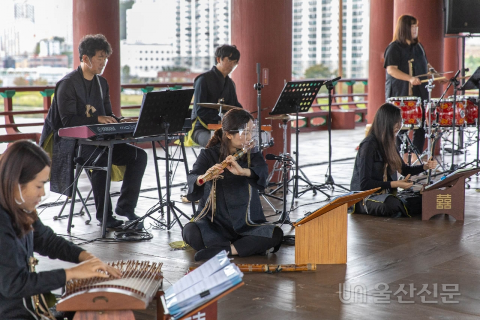 지난 10일 태화루에서 연주를 선보인 국악연주단 민들레의 공연 모습.