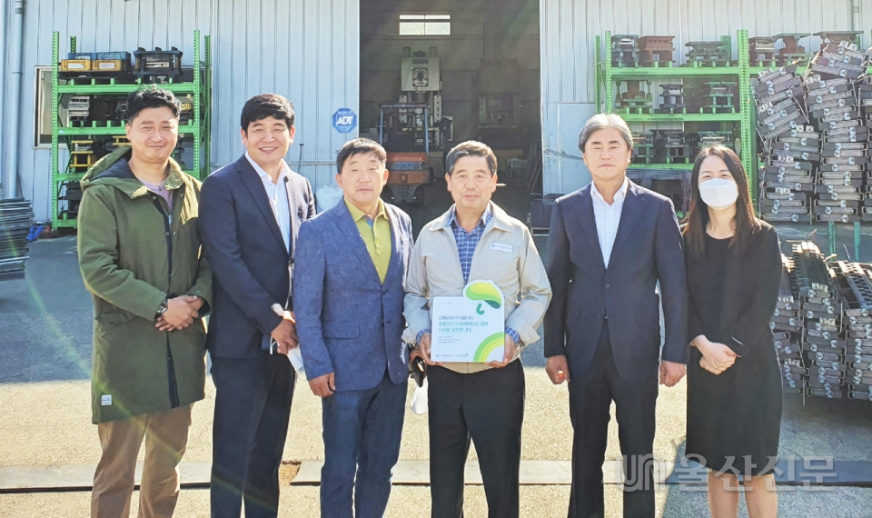 초록우산어린이재단 울산지역본부 후원회는 19일 신화금속주식회사에 초록우산 나눔현판을 전달했다.