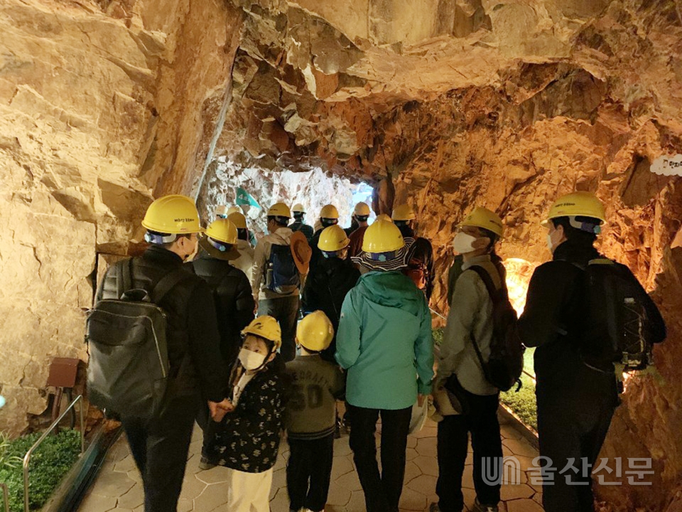 참가자 일행들이 일제 강점기 보급물자 창고 등의 용도로 사용되던 시설을 관광자원화 한 태화강 동굴피아를 걷고 있다.