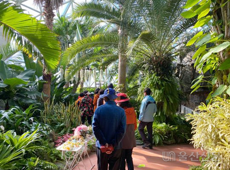 답사기행 일행들이 답사 1코스 중 하나인 울산대공원 생태여행관을 둘러보고 있다.
