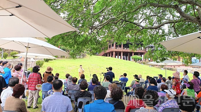 밀양시는 지난 24일, 25일 양일간 영남루 느릅나무 마당에서 인문학콘서트 '밀양 아리랑'을 개최했다. 밀양시 제공