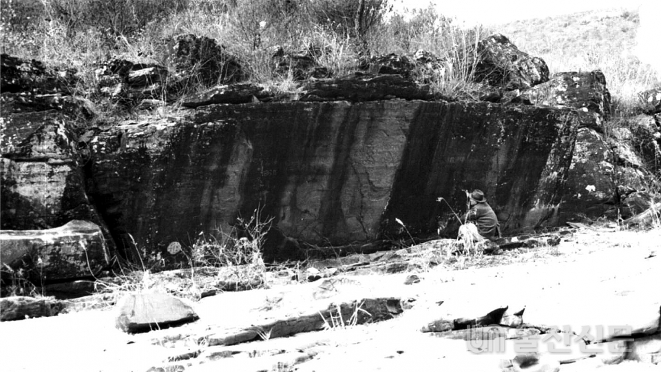 1972년 12월 25일 울산시 울주군 천전리에서 동국대학교 학술조사단에 의해 발견된 천전리 각석의 모습. 문명대 교수 제공