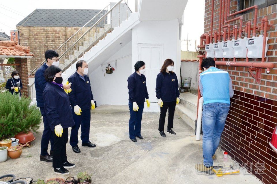 울산 중구의회 행정자치위원회가 생활민원서비스인 척척기동대와 동행 체험활동을 펼쳤다.
