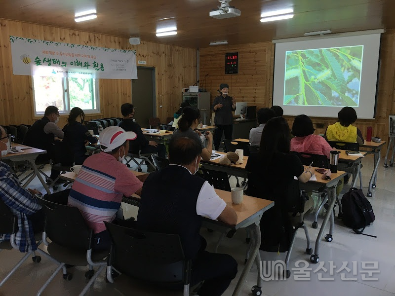 소호체험휴양마을 '참새미숲의 생태와 먹거리' 프로그램 참가자들이 생태 강의를 듣고 있다.