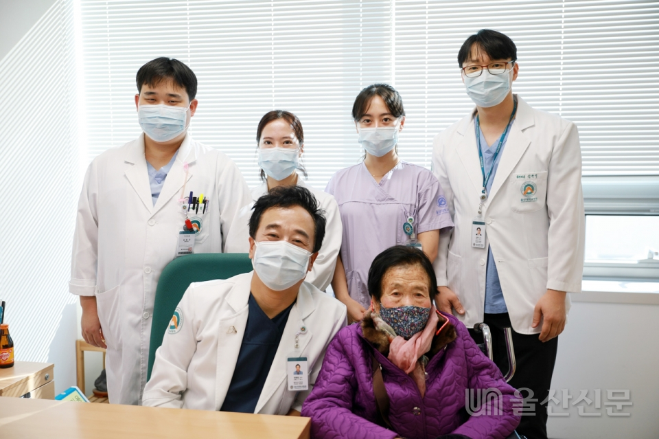 울산대학교병원 흉부외과 정종필·김관식 교수팀이 89세의 고령 환자에게 무봉합 대동맥 인공판막 치환술을 성공했다고 밝혔다.