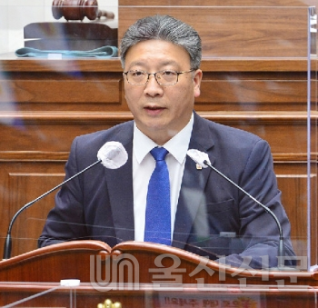 장윤호 의원은 공공의료원 설립과 울산대학교의 의대 편법 운영에 대한 대책을 요구했다.