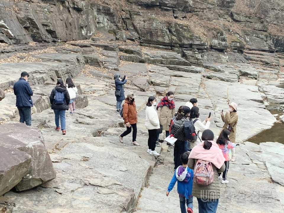 천전리 암각화 앞 공룡 발자국을 탐사하는 참가자들.