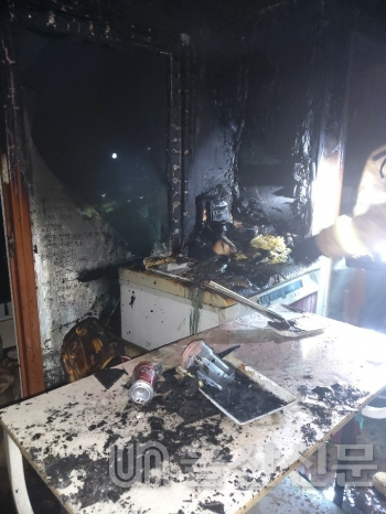 24일 오전 3시 54분께 울산 남구 한 원룸 3층에서 화재가 발생했다. 울산소방본부 제공