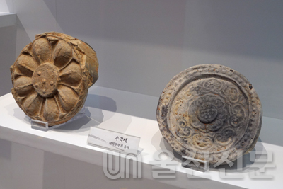 2010년 울산발전연구원 문화재센터가 태화루 부지에서 발굴한 7세기 관청과 사찰에서만 쓰였던 연꽃무늬수막새 기와 조각.