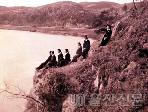 1958년 울산여고 여학생들이 기념촬영을 하고 있는 태화강 용금소의 모습. 서영자 제공