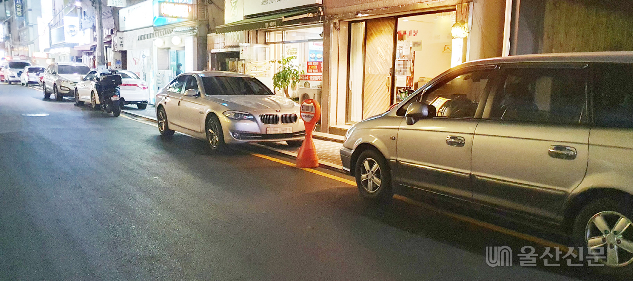 울산 남구 삼신초등학교 일대 보행환경 개선사업이 시행된 도로와 보도 간의 높낮이가 낮아 불법 주정차 차량들이 보도 위를 점령하고 있다.