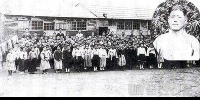 일제강점기인 1929년 3월1일 울산 동구 동면(현 일산진마을) 보성학교 앞에서 학생들과 교직원이 삼일만세운동 기념한 단체 사진의 모습. 동구청 제공