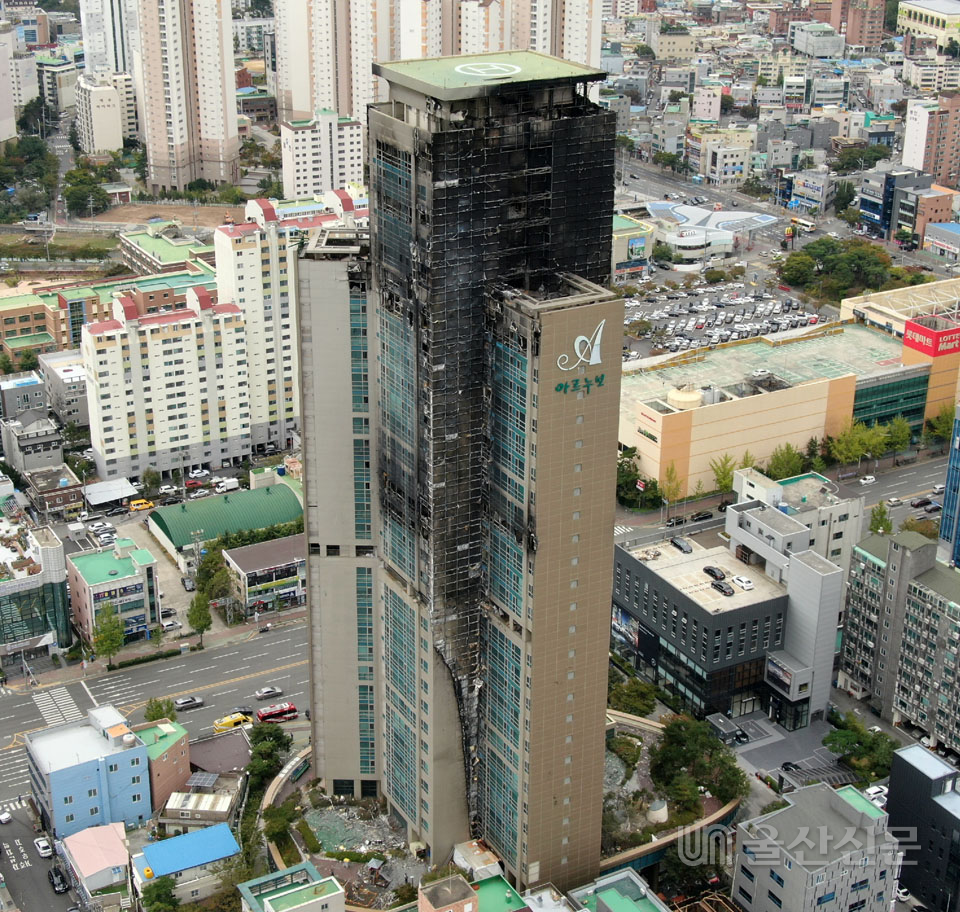 울산 남구 달동 삼환아르누보 33층 주상복합아파트에서 발생한 대형 화재가 약 15시간 40여분만에 완전 진화된 가운데 주상복합아파트가 처참했던 당시 상황을 말해주듯 검게 불에 타 있다. 10월 08일