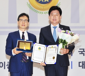 박태완 중구청장은 지난 6월 16일 국회의원회관에서 열린 '2020 지방자치행정대상' 시상식에서 지역에서 유일하게 '2020 지방자치행정대상'을 수상했다. 중구 제공