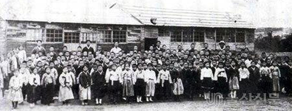 1929년 보성학교와 성세빈 선생, 그리고 제자들이 함께 찍은 사진. 동구 제공