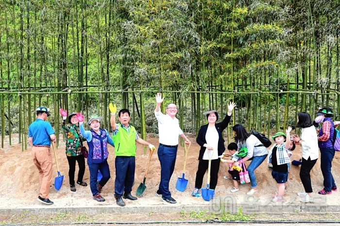 송철호 울산시장과 백리대숲 조성 식재 행사에 참석한 시민들이 손을 흔들고 있다.