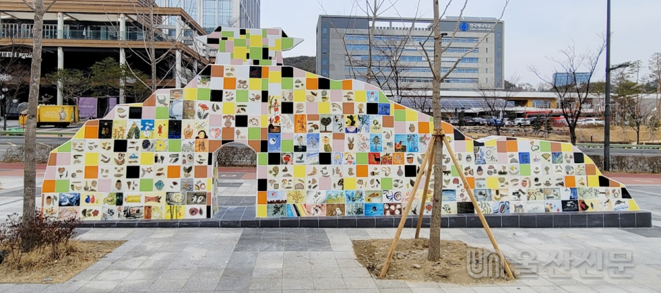 중구의 공공미술프로젝트 'The Zone 종가로 시민 예술정원'이 설치된 한국석유공사 청사 도로 맞은편 종가로 6길 일원 작품 사진.