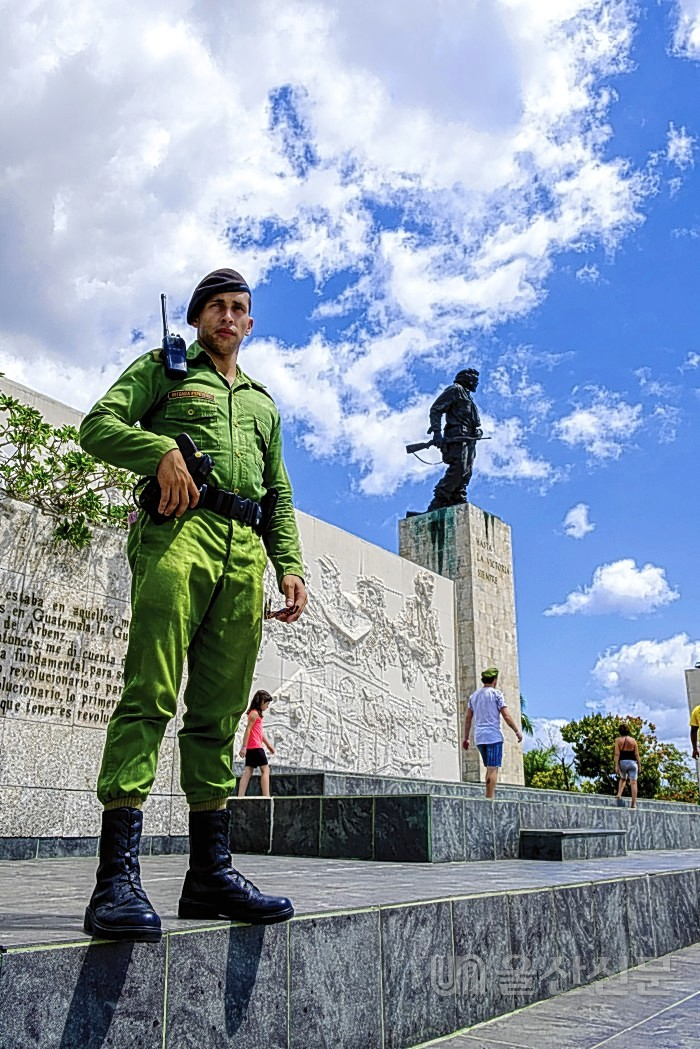 싼타클라라의 체 게바라 기념관 앞에는 그의 동상이 세워져 있다.&nbsp;ⓒ서영교