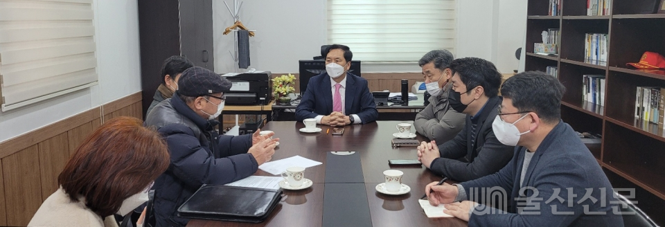 국민의힘 김기현 의원이 지난 16일 울산 지역사무실에서 '건강한 사회 시민연합' 지도부와 면담을 갖고 의견을 수렴했다. 김기현 의원실 제공
