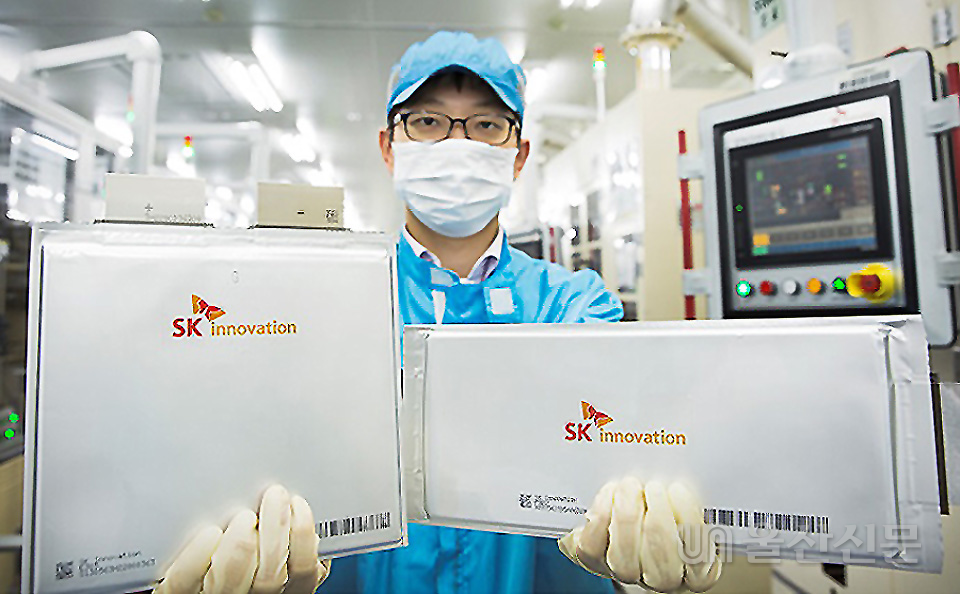 SK이노베이션 서산 배터리 공장에서 엔지니어가 생산된 배터리 셀을 들어 보이고 있다. SK이노 제공