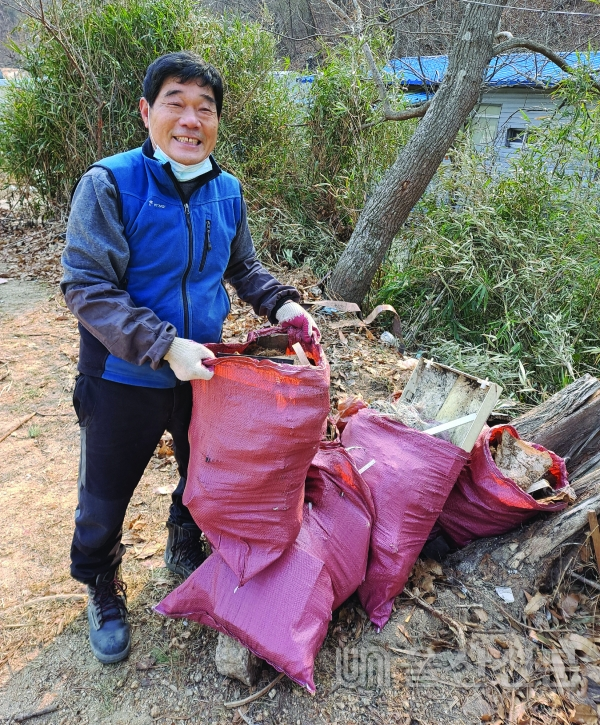 울산 동구 남목에 거주하는 공진동 선생이 추운 날씨에도 자원 청소부로 나서 귀감이 되고 있다.