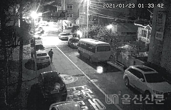 중구 CCTV통합관제센터는 23일 성안동 일원을 모니터링 하던 중 주차된 차들 주위를 어슬렁거리는 한 남성을 포착하고 이 같은 상황을 경찰에 알려 차량 절도미수범을 검거하는데 기여했다.