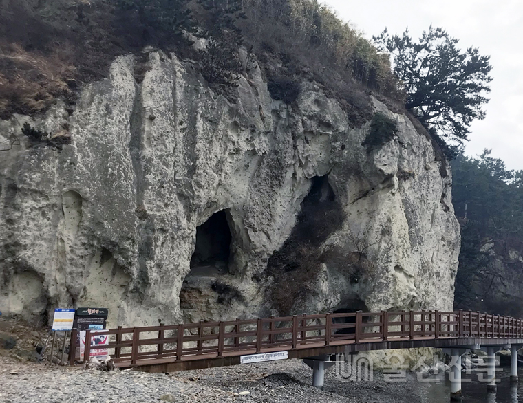 풍화와 침식으로 깊게 패인 동굴이 인상적인 흰디기.