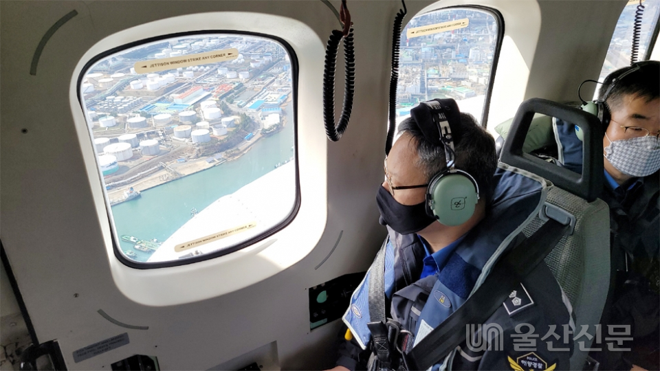 울산해양경찰서가 3일 항공기를 이용해 울산해역의 국가·임해중요시설 및 해양 치안현장 전반을 확인하는 등 현장 점검에 나섰다. 울산해양경찰서 제공