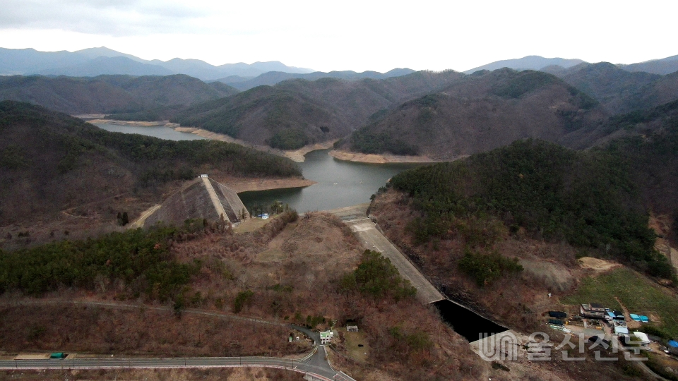 국내 최초로 토석 재질로 된 사연댐은 수위가 60m에 이르면 댐의 남동향에 위치한 여수로를 통해 물이 태화강으로  빠져 나가게 된다. 김동균기자 justgo999@