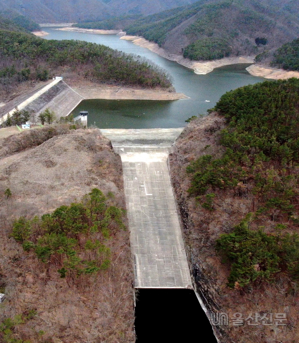 대곡천에서 사연댐으로 모여든 물이 만수위가 되면 여수로를 통해 태화강으로 흐른다. 김동균기자 justgo999@