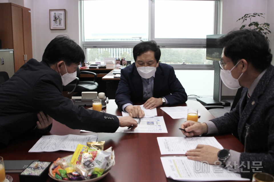 국민의힘 김기현 의원(울산 남구을)은 지난 12일, 국회 의원회관 사무실에서 울산 남구청 담당자와 과학기술정보통신부(과기부) 공모사업 선정을 위한 방안을 논의하고 있다. 김기현 의원실 제공