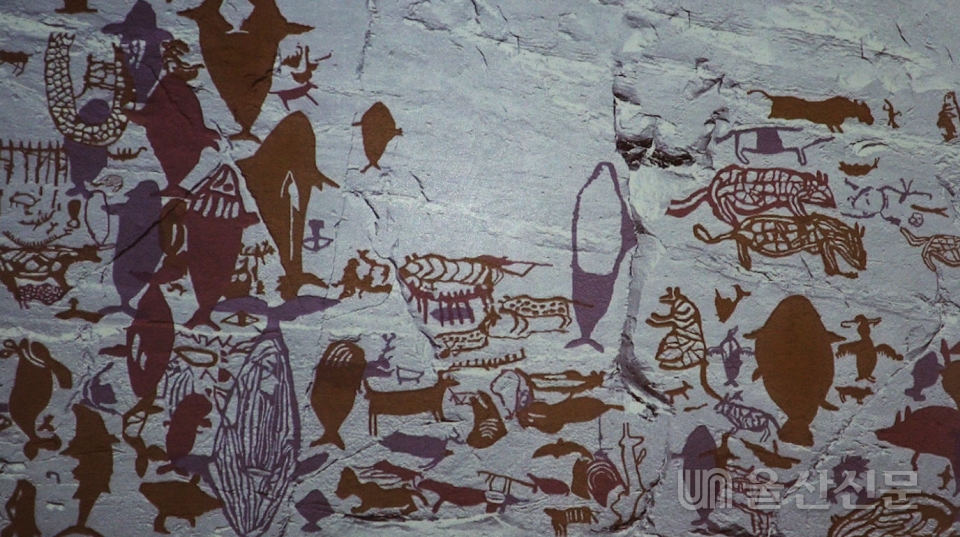 미디어아트로 표현된 반구대 암각화. 울산암각화박물관 출처